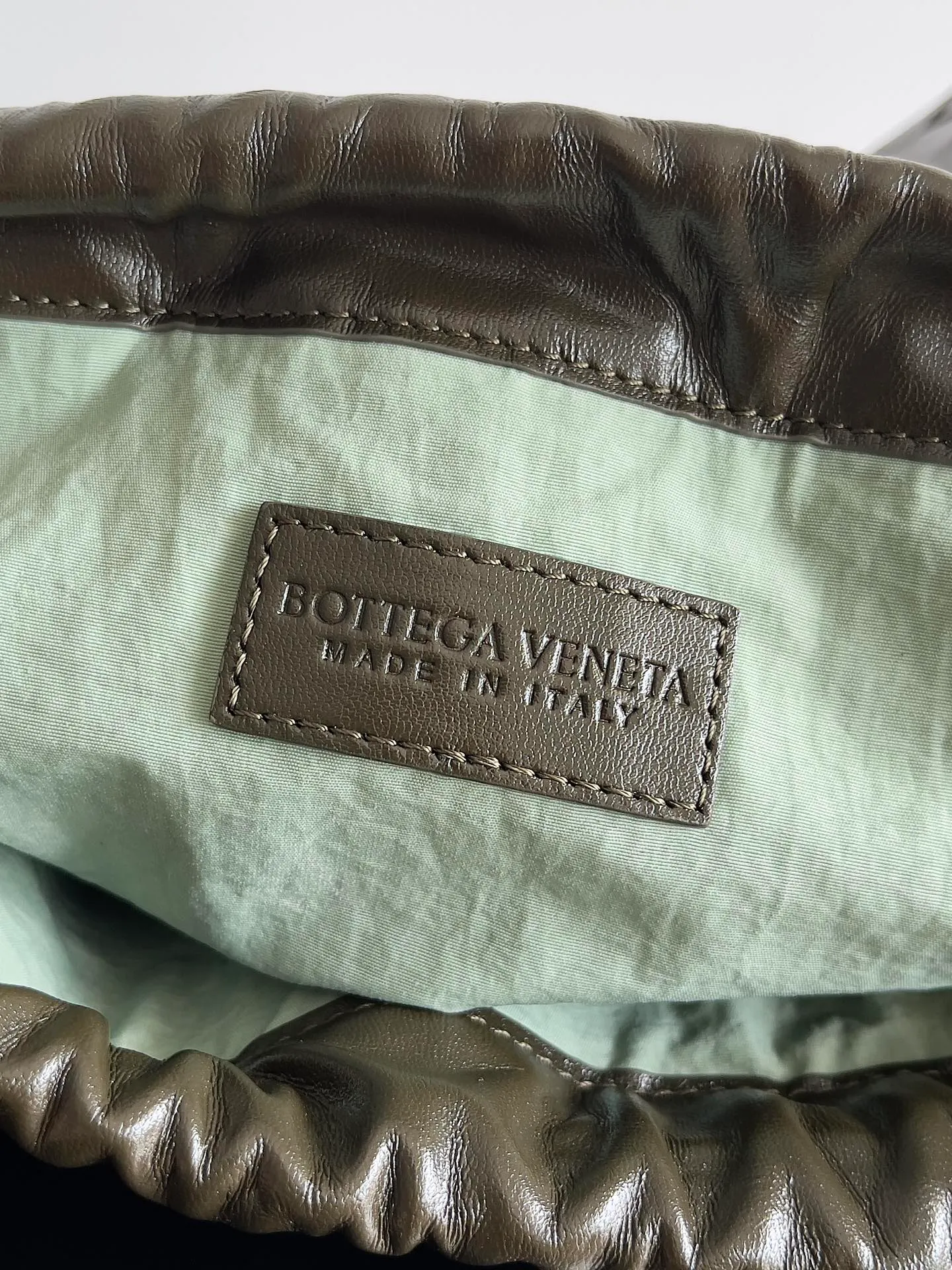 Batch 1560 Armpit bags have become a fashionable item that every girl has in their hands in recent years🛍️. The elegant and simple style has won the love of many people of different ages. However, there is an unavoidable trouble with armpit bags, that is, the capacity is too small, and BOTTEGA VENETA’s new Dustbag Considering people's travel needs, the capacity of garbage bags has been greatly upgraded. Folding umbrellas, water cups, and girls' makeup powder and lipstick can all be accommodated. It is very light and resistant to dirt. Even if you have a lot of things when traveling, it can reduce the burden to a certain extent. The shoulder straps are buckled and can be changed at will. It can be used for hand holding or as the liner of a large bag. After the drawstring is drawn, it looks like a cloud bag. It is very suitable for concave styling when traveling in summer🙋🏻‍♀️ Style number: 796728 Size: 32*23*1cm
